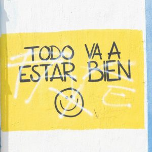 Graffiti en la pared con el texto todo va a estar bien como mensaje de motivación ante la tristeza y los síntomas de la distimia.